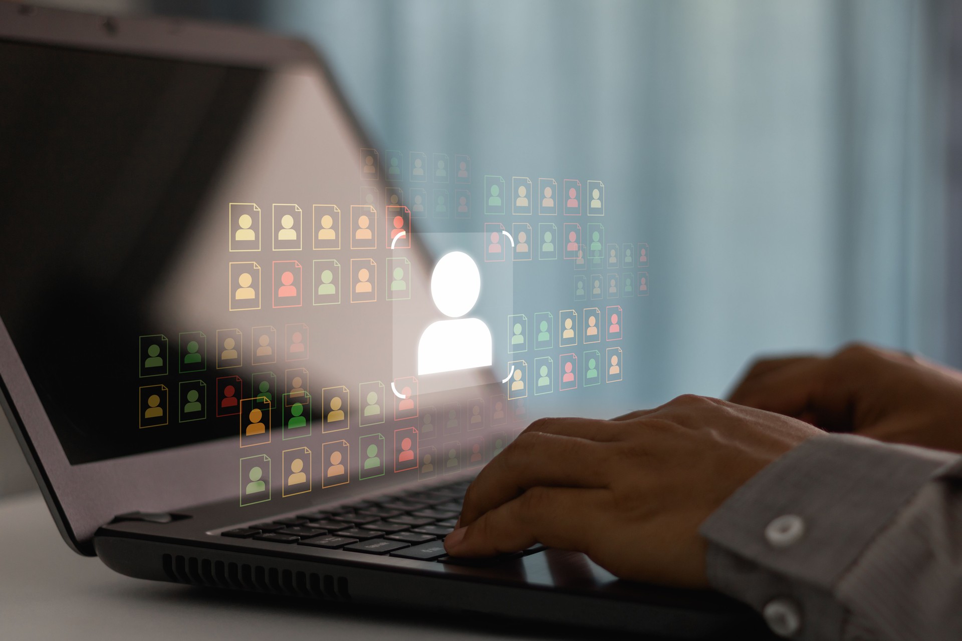 Comportement des clients, analyse de marché, stratégie digitale, audience marketing, ciblage personnalisé, connaissance client, communication, concept commercial. Spécialiste du marketing utilisant un ordinateur portable pour rechercher des données su