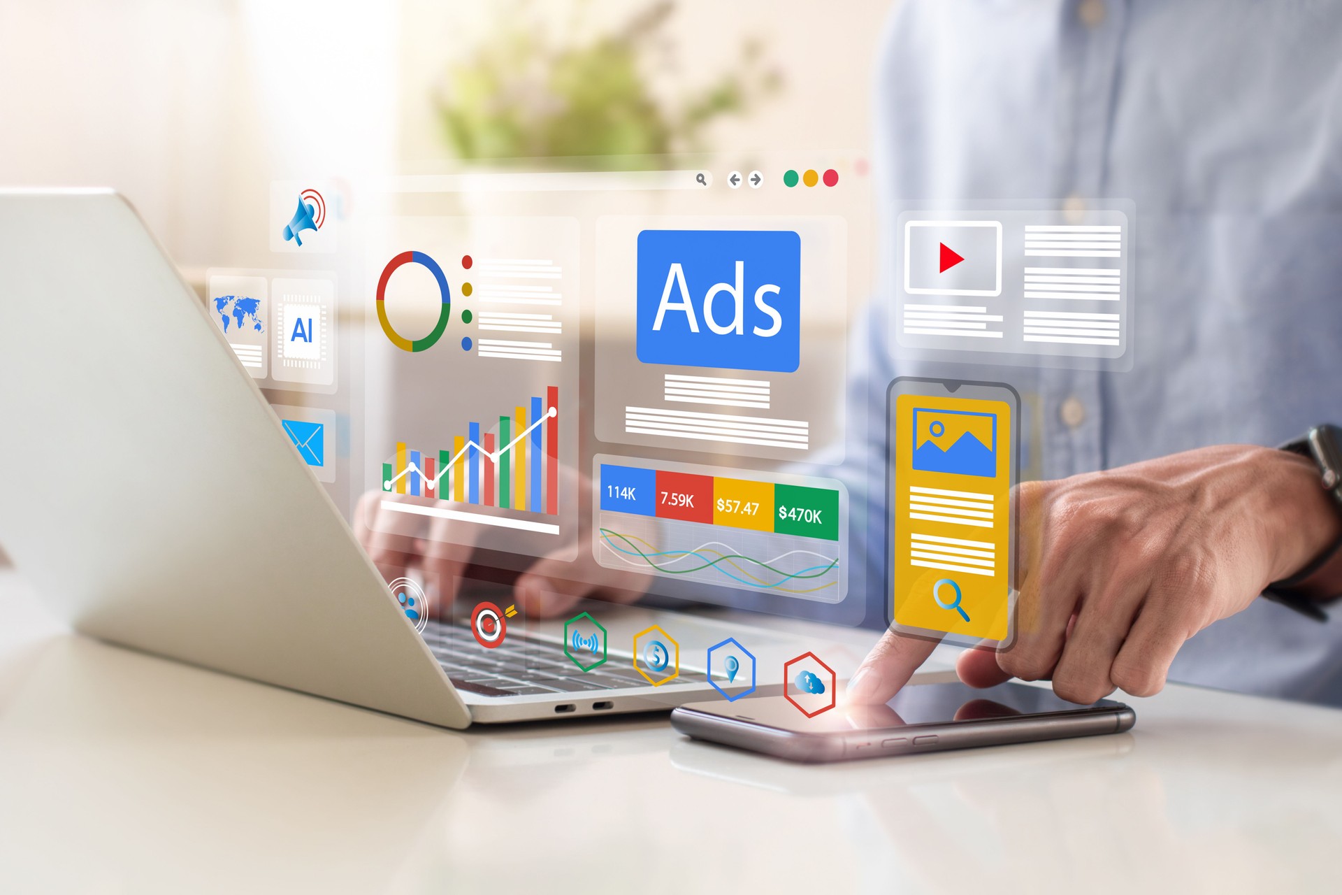Concept de marketing numérique, homme d’affaires utilisant un ordinateur portable avec tableau de bord publicitaires analyse de la stratégie de marketing numérique pour l’image de marque. publicité en ligne, publicité sur le site Web et les média