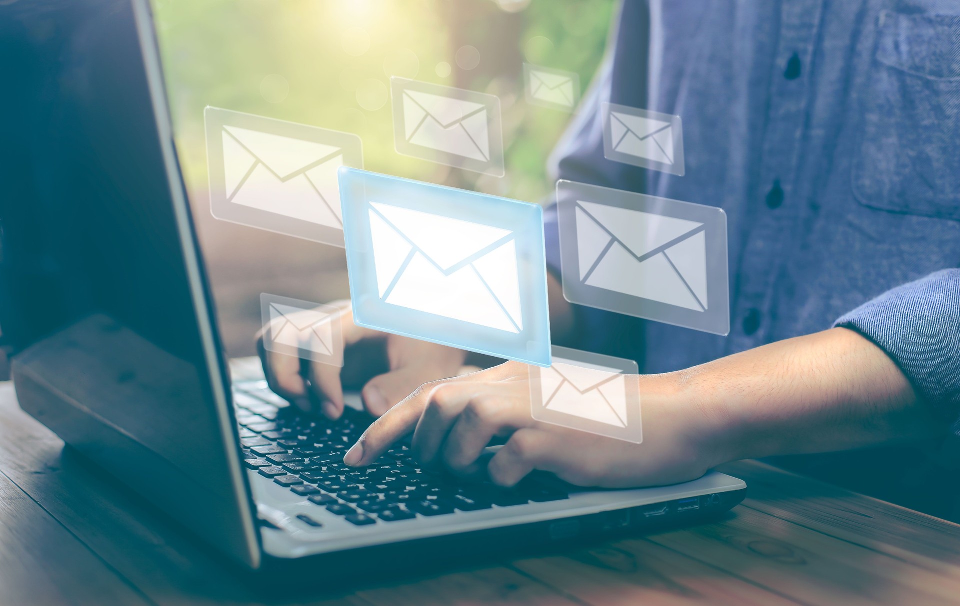 Homme d’affaires travaillant sur ordinateur portable avec illustration d’e-mail. concept de marketing par courriel, entreprise envoyant de nombreux courriels ou newsletter numérique aux clients.